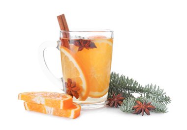 Cam bardakta baharatlı sıcak şarap, portakal dilimleri ve beyaz üzerine izole edilmiş köknar dalları.