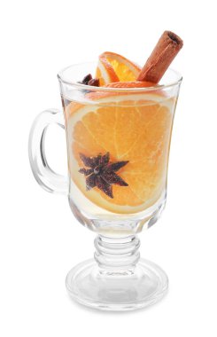 Baharatlı lezzetli şarap ve beyaz bardakta izole edilmiş portakal dilimleri.