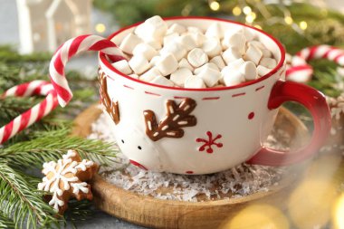 Lezzetli kakao, şekerleme kamışı, zencefilli kurabiye ve Noel süsü, yakın plan.