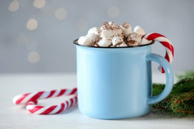 Şekerlemeli lezzetli kakao, baston şekerler ve beyaz ahşap masa üzerindeki Noel dekoru bulanık ışıklara karşı, yazı için yer. Bokeh etkisi