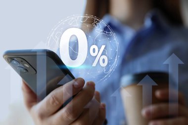 Kapalı mekanda cep telefonu kullanan bir kadın. Cihazın% 0 'ı ve küresi. Sıfır görev