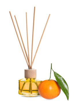 Citrus kokulu sazlık ayırıcı ve taze mandalina beyazda izole edilmiş.