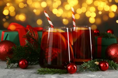 Noel için Sangria içkisi. Bokeh ışıklarına karşı masada bardakta ve dekorda lezzetli bir içecek.