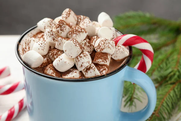 Marşmelovlu, bastonlu ve Noel dekorlu lezzetli kakao, yakın plan.