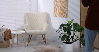 Bir kadın evde su püskürtüyor, yakın plan.