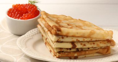 Masada lezzetli kreplere kırmızı havyar ekliyorum, yakın plan.