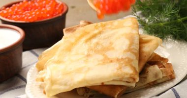 Masada lezzetli kreplere kırmızı havyar ekliyorum, yakın plan.