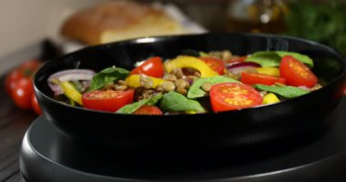 Siyah masada mercimek ve sebzeli lezzetli salata, yakın plan.