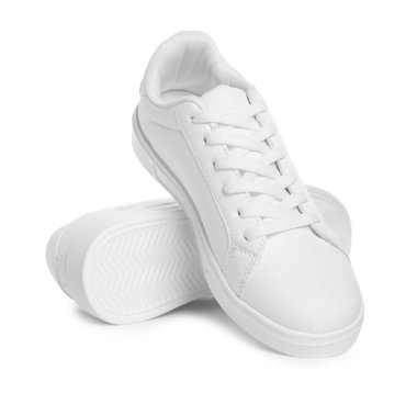 Beyazlar üzerinde izole edilmiş şık spor ayakkabılar.