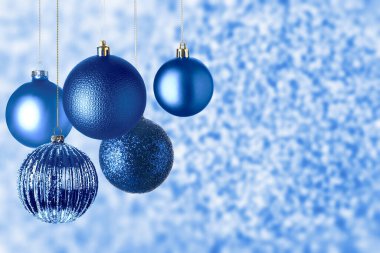 Arka planda bulanık bir Noel balosu. İyi tatiller.