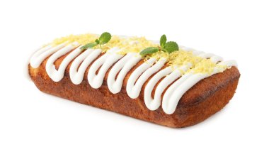 Lezzetli limonlu pasta, krema, lezzet ve nane ile süslenmiş beyaz üzerine izole edilmiş.