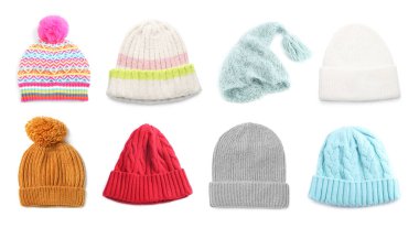 Beyazın üstünde örülmüş şapkalar.