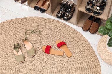 Ayakkabı deposu, kapalı bir yerde, üst tarafta.