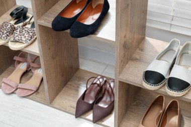 İçerideki raflarda farklı ayakkabılar var, yakın plan.