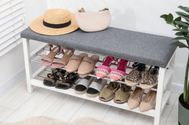 Ayakkabı depolarında bir sürü farklı ayakkabı, şapka ve çanta var.