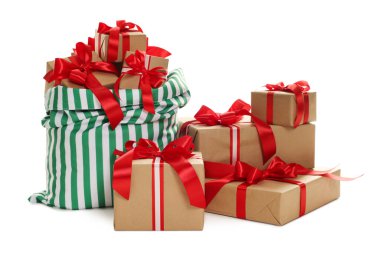 Noel Baba çantası, Noel hediyeleri beyaza izole edilmiş.