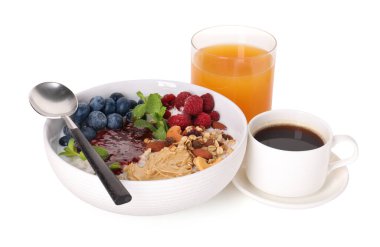 Sağlıklı kahvaltı. Fındıklı yulaf ezmesi, böğürtlen, reçel, kahve ve meyve suyu.