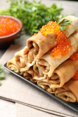 Kırmızı havyarlı ve maydanozlu leziz krepler, yakın plan.