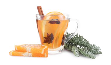 Cam bardakta baharatlı sıcak şarap, portakal dilimleri ve beyaz üzerine izole edilmiş köknar dalları.