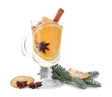 Cam bardakta baharatlı sıcak şarap, portakal dilimleri ve beyaz üzerine izole edilmiş köknar dalları.