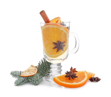 Cam bardakta baharatlı sıcak şarap, portakal dilimleri ve beyaz üzerine izole edilmiş köknar dalları.