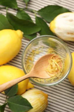 Limon aromalı kavanoz, kaşık ve masa örtüsü üzerinde taze meyveler.