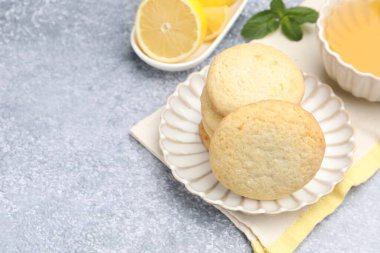 Gri masada lezzetli limonlu kurabiyeler, yakın plan. Metin için boşluk
