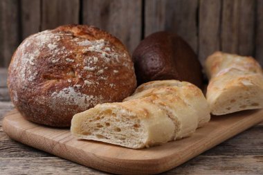 Tahta masadaki farklı ekmek türleri, yakın çekim.