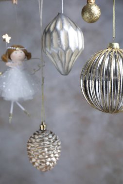 Açık gri duvarda asılı güzel bir Noel dekoru, yakın plan.