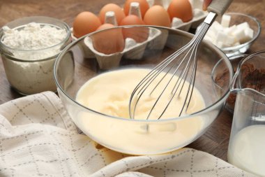 Hamur ve çırpmak için farklı malzemeler, ahşap masa, yakın plan.