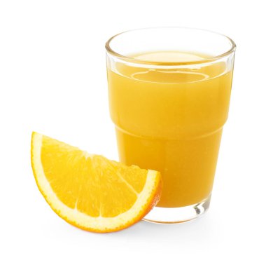 Beyaz üzerine izole edilmiş taze portakal suyu ve meyve dilimi.