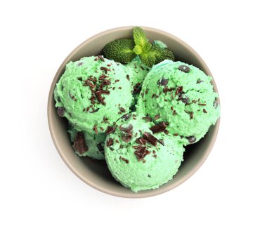 Çikolata parçalı naneli dondurma. Kasede yapraklar var.