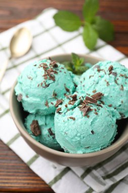 Nefis naneli çikolatalı dondurma, kaşık ve havlu ahşap masada, yakın plan.