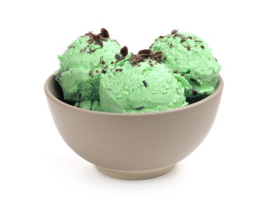 Naneli çikolatalı dondurma kasede, beyazda izole edilmiş.