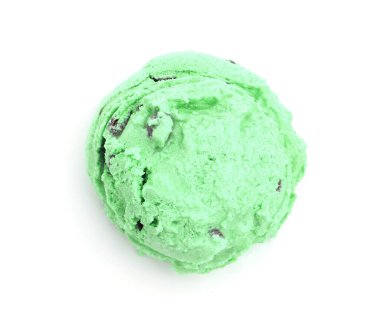 Bir top naneli çikolata parçalı dondurma, beyaza izole edilmiş.