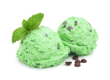 Nane şekerli çikolata parçalı dondurma ve beyaz yapraklar.