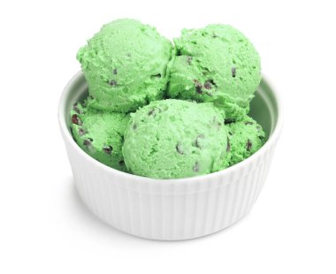 Naneli çikolatalı dondurma kasede, beyazda izole edilmiş.