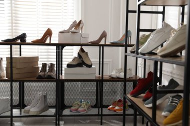 Mağazada bir sürü yeni çift ayakkabı var.