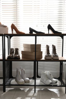 Mağazada farklı ayakkabılar olan ayakkabı deposu