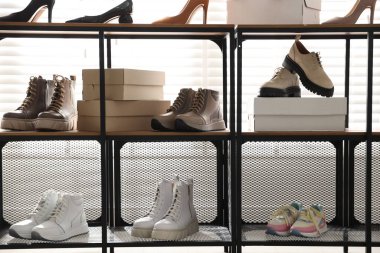 Mağazada farklı ayakkabılar olan ayakkabı deposu