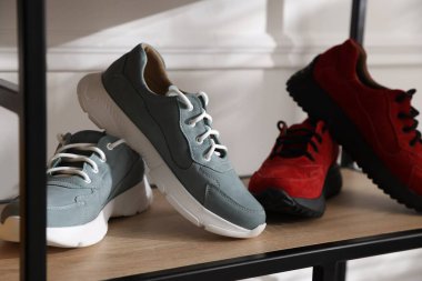 Mağazada farklı ayakkabı depoları var, yakın plan.