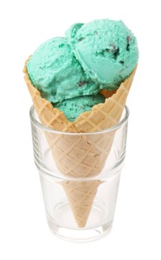 Lezzetli naneli çikolatalı dondurma külahı beyaza izole edilmiş.