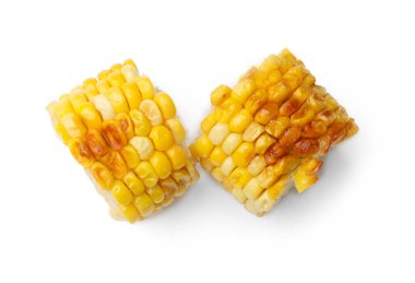 Izgara mısır koçanı parçaları beyaz, üst manzara izole