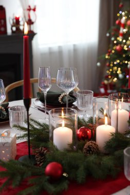 Kutlama masası dekorasyonu, kapalı mekan, yakın çekim.