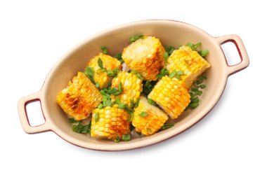 Beyaza izole edilmiş yeşil soğanlı ızgara mısır koçanı parçaları.