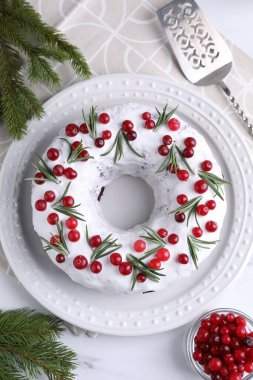 Yaban mersinli, biberiyeli ve köknar dallı lezzetli bir Noel pastası.