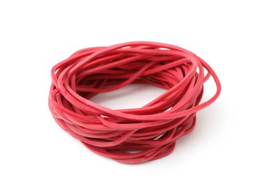 Birçok kırmızı lastik bant beyaza izole edilmiş.