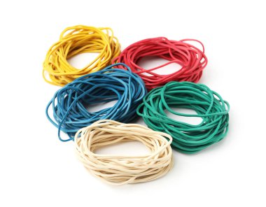 Beyaz üzerine izole edilmiş renklere göre seçilen birçok lastik bant