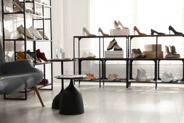 Mağazada farklı ayakkabılar olan ayakkabı deposu