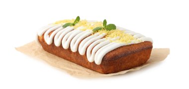 Lezzetli limonlu pasta, krema, lezzet ve nane ile süslenmiş beyaz üzerine izole edilmiş.